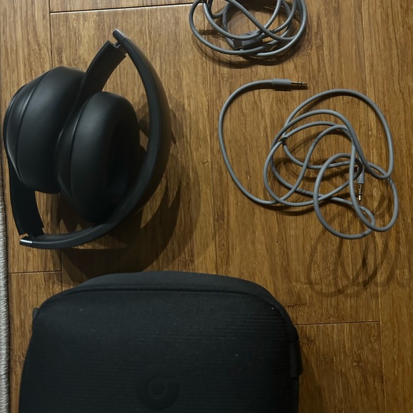 Beats by Dre Black Over-Ear Headphones - Picture 6 of 7